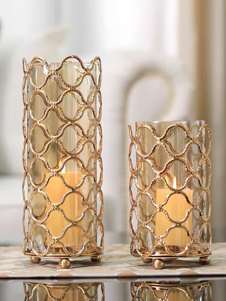 Petit vase doré en laiton ajouré, objet décoratif chic pour intérieur moderne