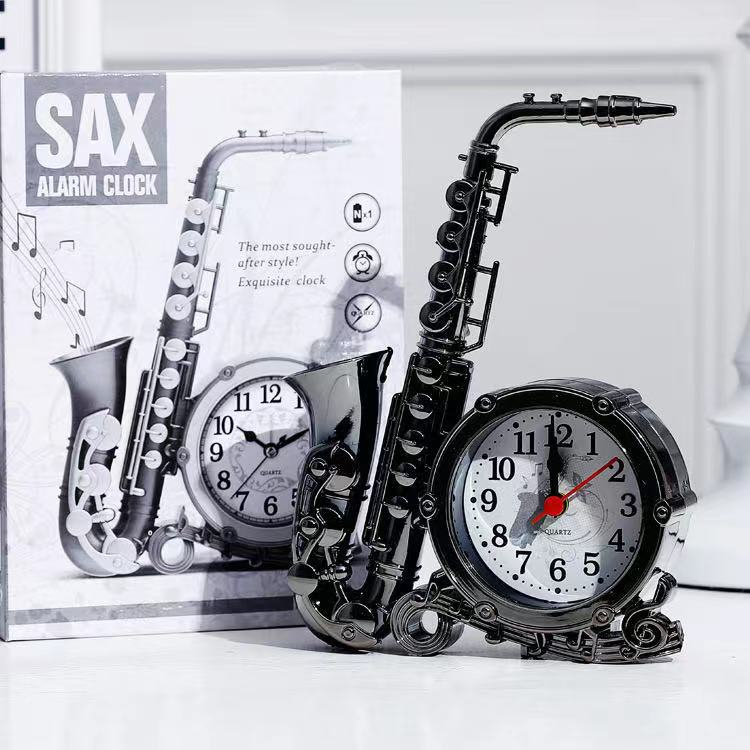 Horloge design en forme de saxophone noir et or, décoration rétro
