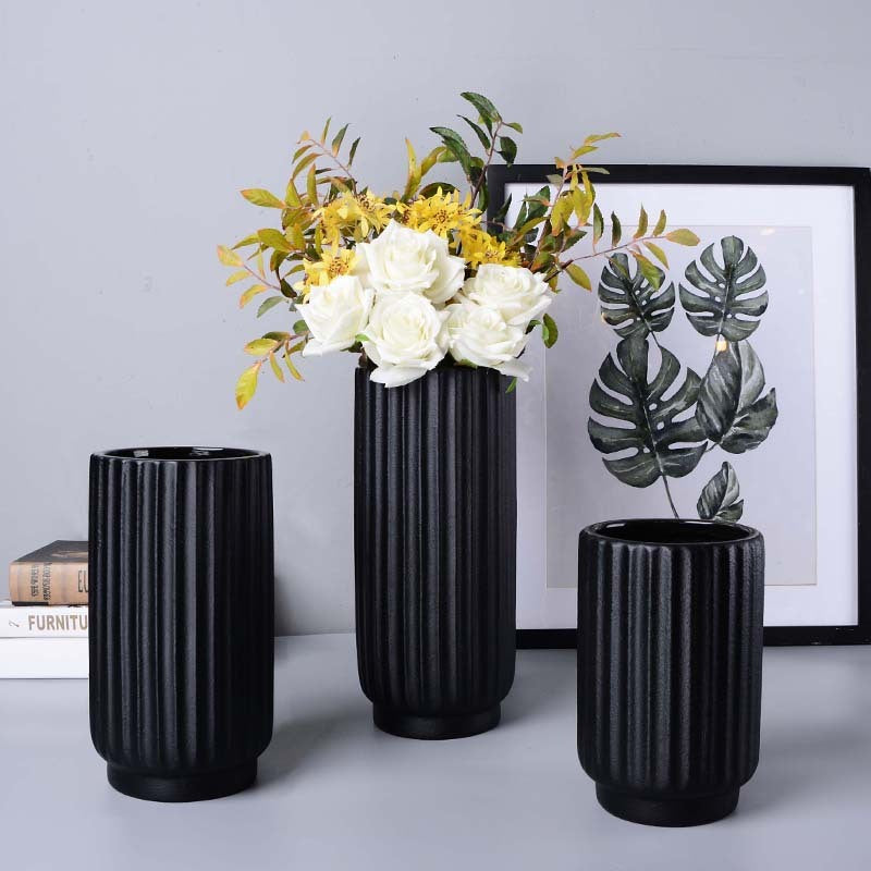 Vase décoratif en céramique avec arrangement floral