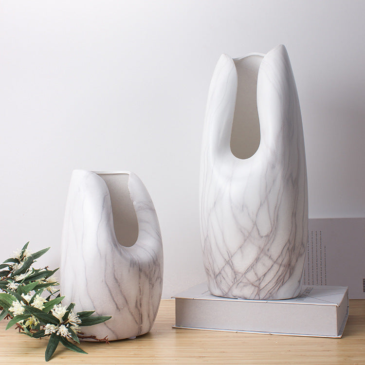Vase en céramique marbrée blanche