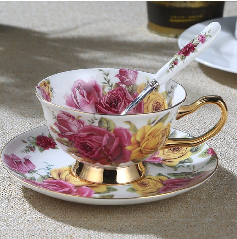 Coffret cadeau service à thé avec tasse, soucoupe et cuillère en porcelaine florale et dorée.