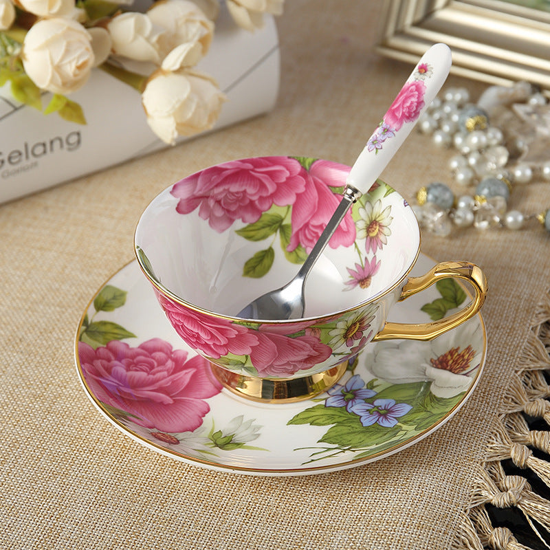 Service à thé Élégance Florale avec tasse, soucoupe et cuillère, motifs floraux et touches dorées.