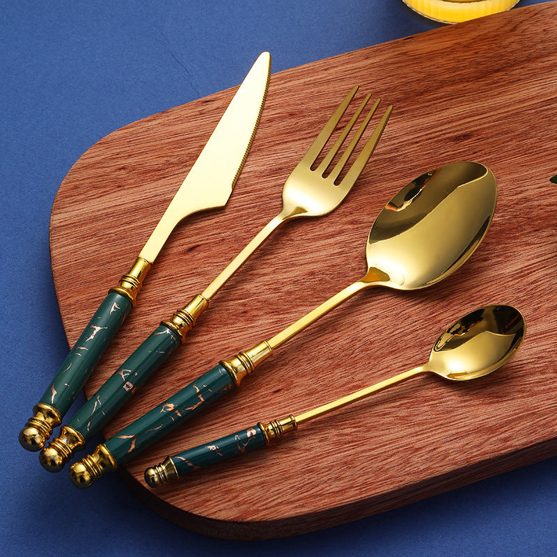Ensemble de couverts dorés avec manches verts, parfait pour ajouter une touche d'élégance à chaque repas.