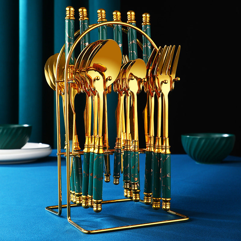 Ensemble de couverts en acier inox doré avec support, design contemporain pour table élégante.
