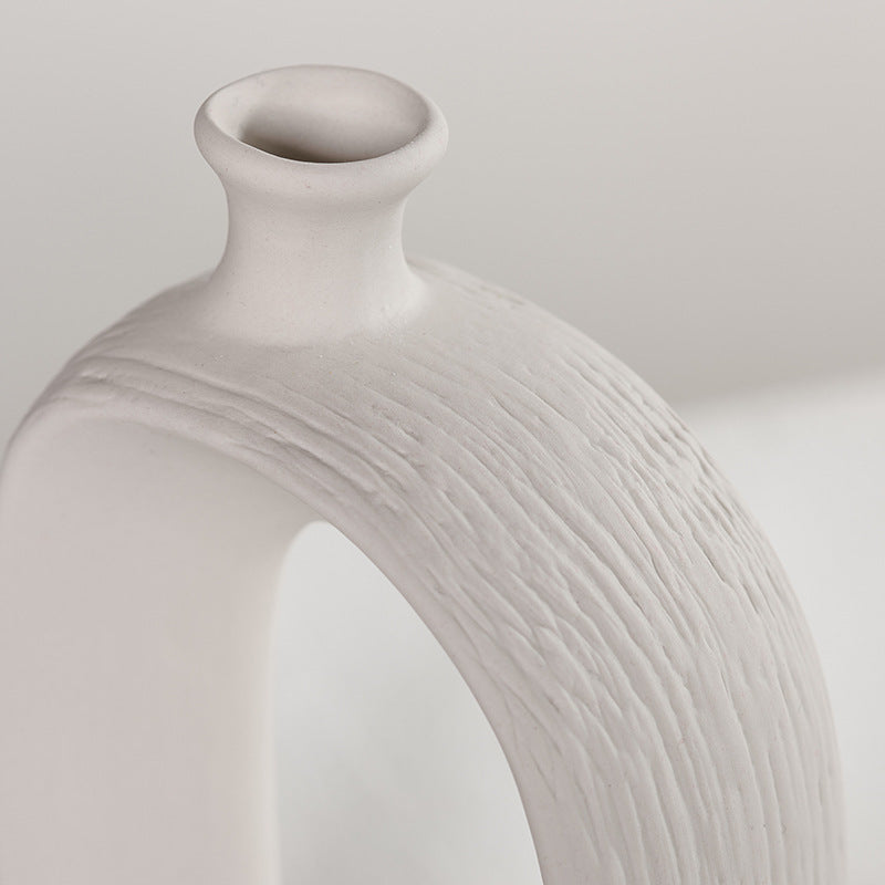 Vase décoratif en céramique blanche