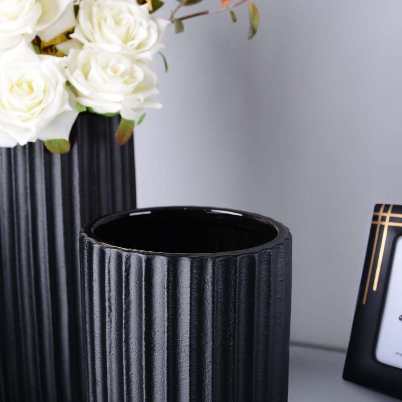 Vase décoratif en céramique avec arrangement floral