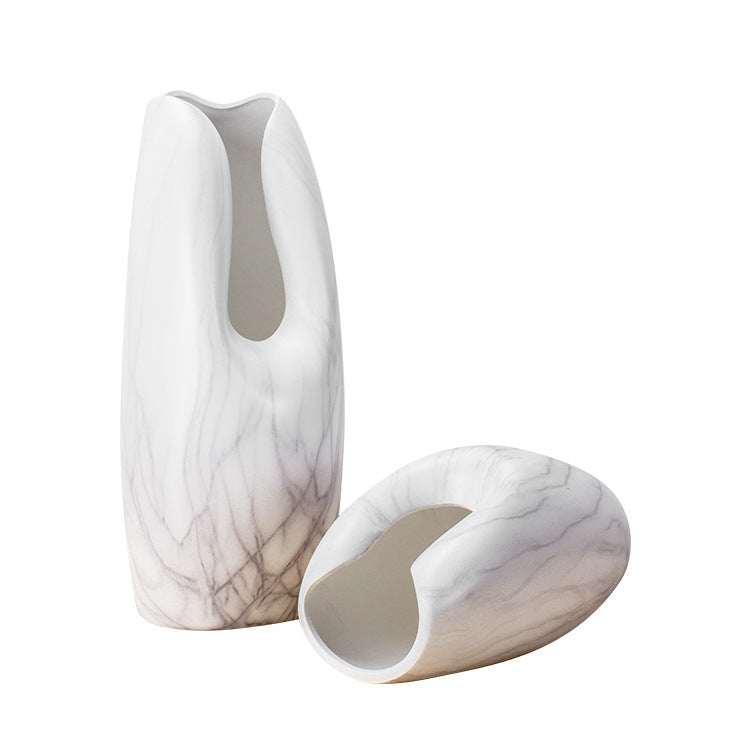 Vase en céramique marbrée blanche
