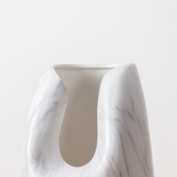 Vase en céramique marbrée blanche