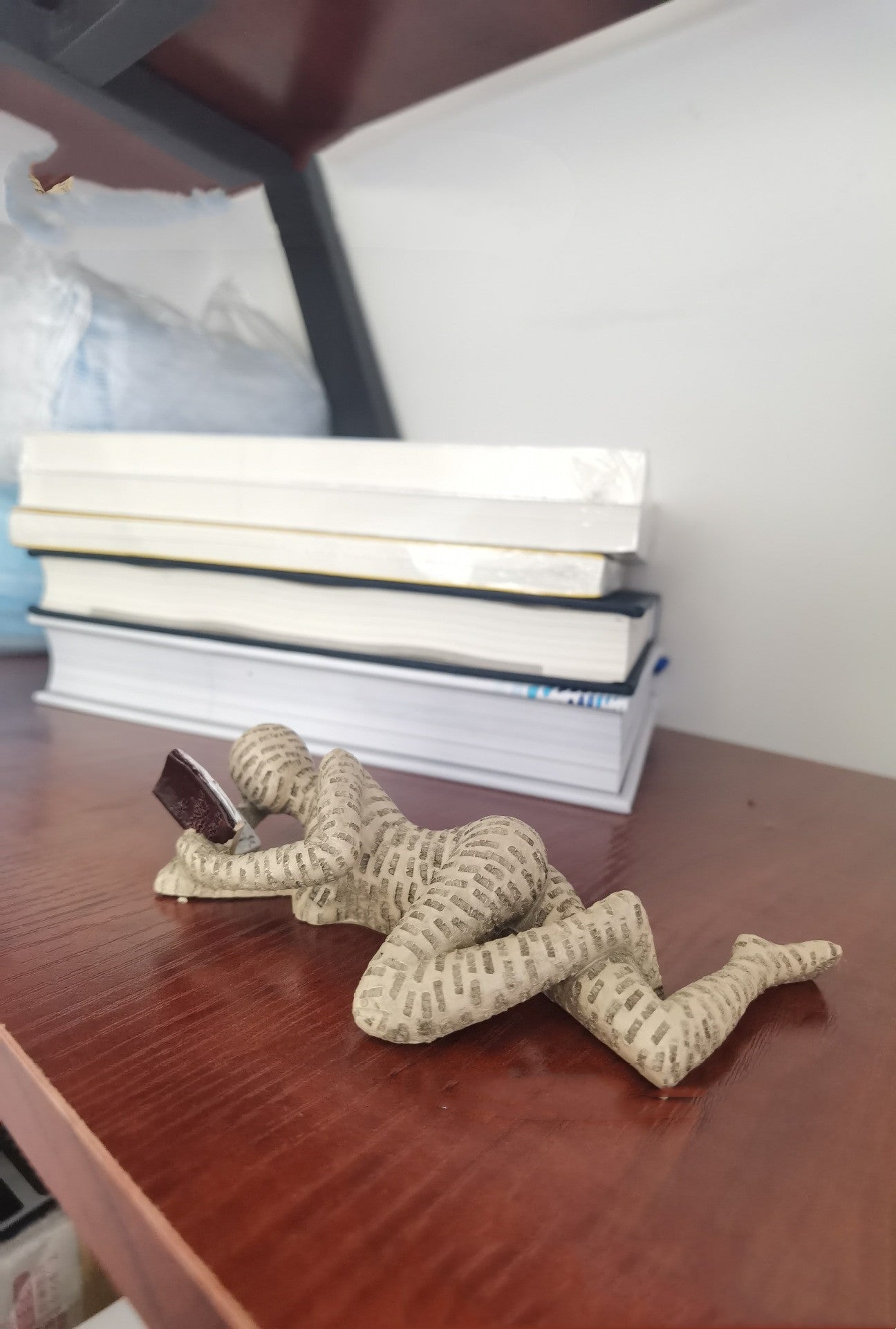Figurine décorative lectrice allongée en résine, décoration intérieure chaleureuse