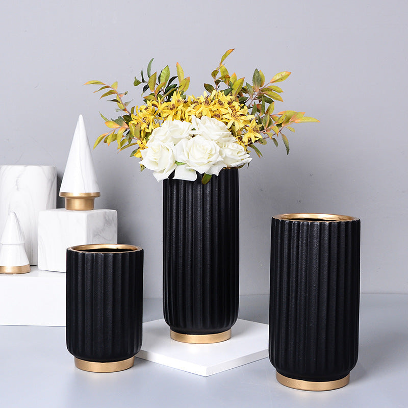 Vase décoratif en céramique avec arrangement floral