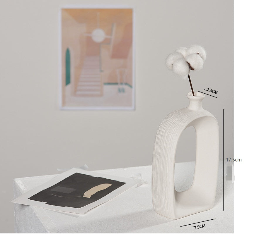 Vase décoratif en céramique blanche
