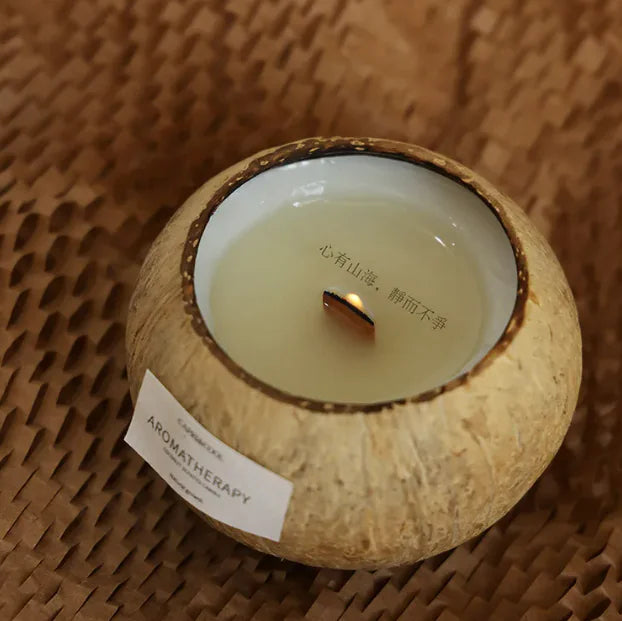 Bougie parfumée en pot de coco, aromathérapie avec mèche dorée, ambiance tropicale et relaxante.