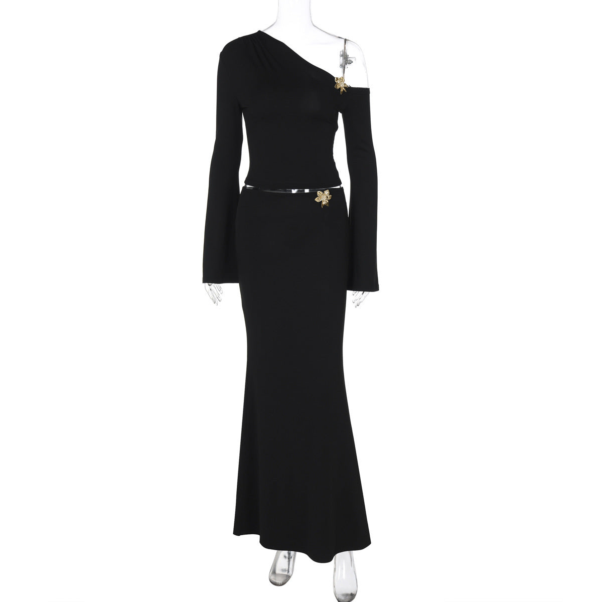 Ensemble Sabrina en noir, top asymétrique à manches longues évasées et jupe longue avec détails métalliques.