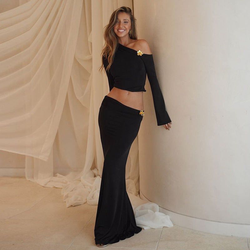 Modèle portant l'ensemble Sabrina, un vêtement noir avec détails métalliques et un design asymétrique.