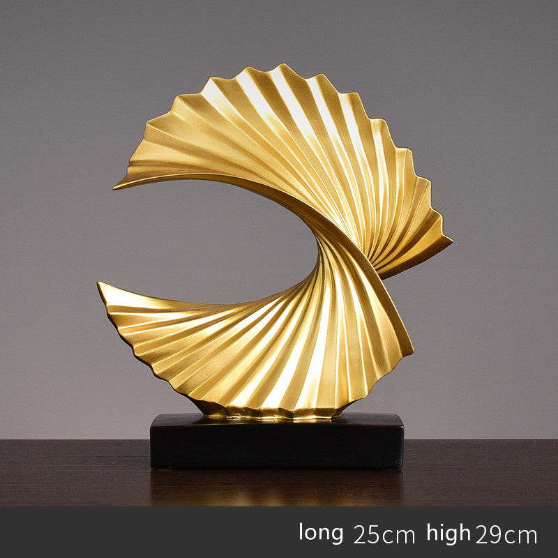 Sculpture dorée moderne posée sur buffet, décoration intérieure haut de gamme