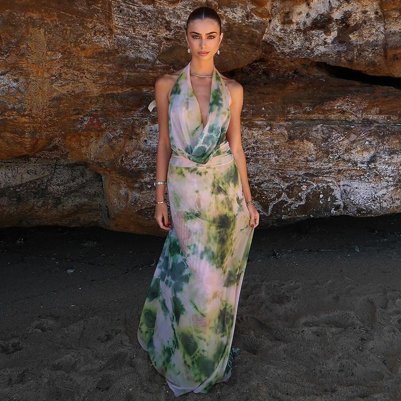 Modèle portant un ensemble deux pièces « Naïa » avec un design tie & dye, posé sur la plage.