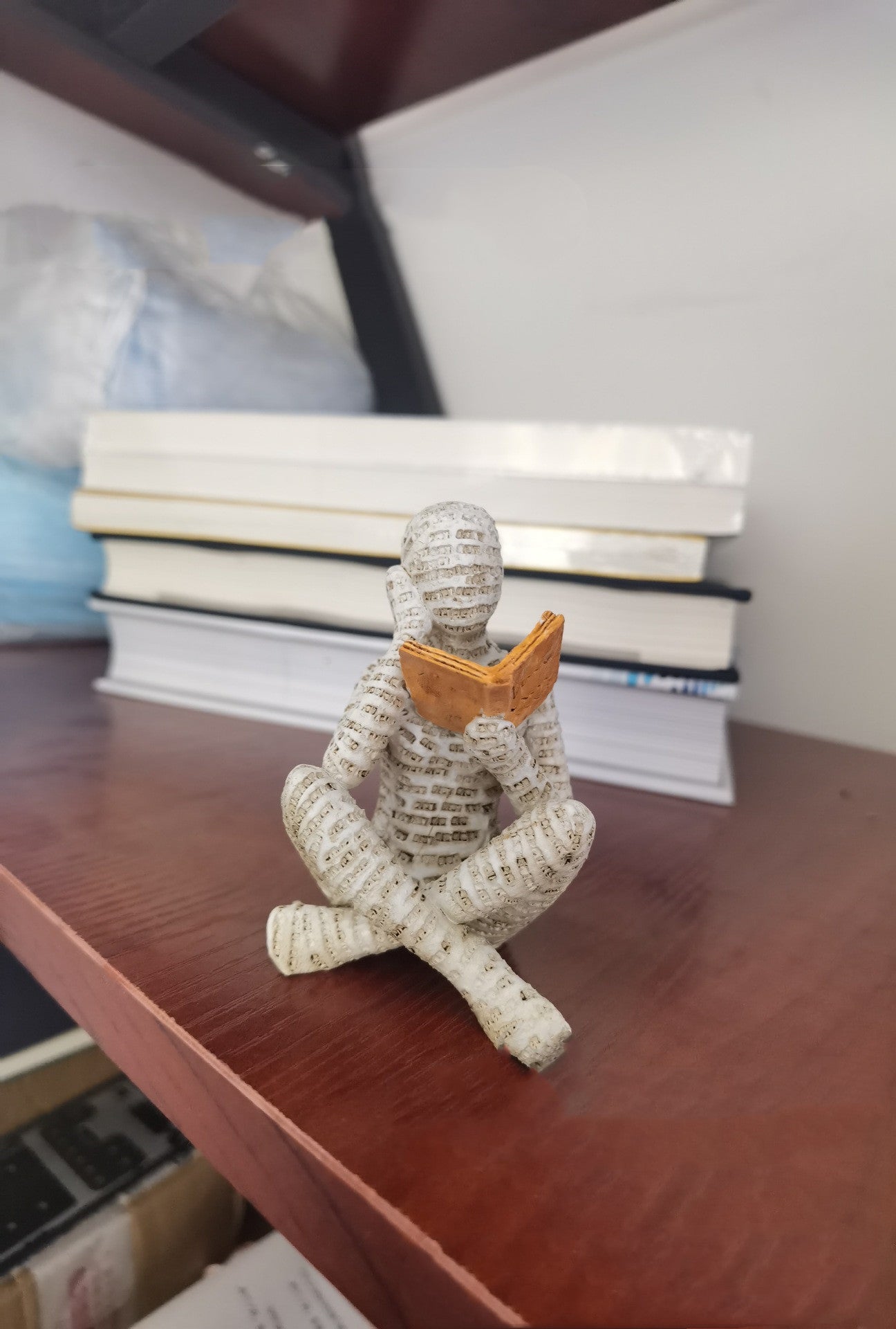 Statuette lectrice assise en résine, décoration poétique pour bibliothèque
