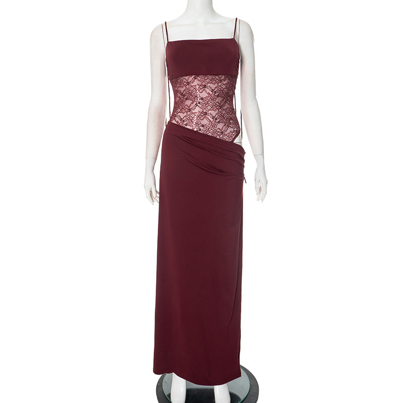 Robe Aliya en bordeaux, avec bretelles fines et dentelle, parfaite pour une allure Y2K contemporaine.