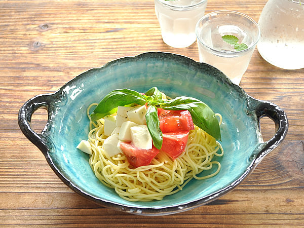 Assiette Bleue à Deux Anses