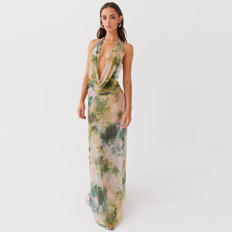 Ensemble Deux Pièces « Naïa » en tie & dye avec un top plongeant et une jupe longue, parfait pour les vacances d'été.